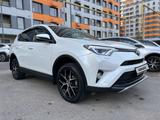 Toyota RAV4 2018 года за 13 500 000 тг. в Алматы – фото 2