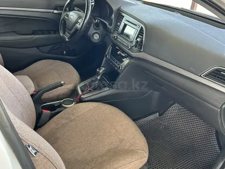 Hyundai Elantra 2017 года за 7 500 000 тг. в Атырау – фото 2