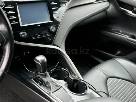 Toyota Camry 2020 года за 11 000 000 тг. в Караганда – фото 5