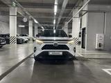 Toyota RAV4 2021 года за 14 200 000 тг. в Алматы – фото 2