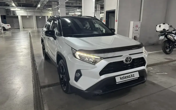 Toyota RAV4 2021 года за 14 200 000 тг. в Алматы