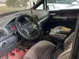 SEAT Alhambra 2002 года за 1 500 000 тг. в Уральск – фото 2