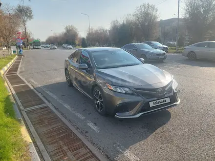 Toyota Camry 2020 года за 13 500 000 тг. в Шымкент