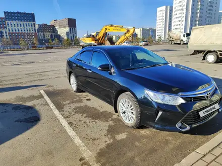 Toyota Camry 2015 года за 11 900 000 тг. в Астана – фото 2