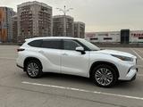 Toyota Highlander 2022 года за 34 000 000 тг. в Алматы – фото 5