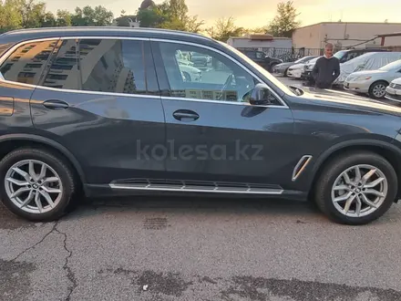 BMW X5 2019 года за 28 000 000 тг. в Алматы – фото 3