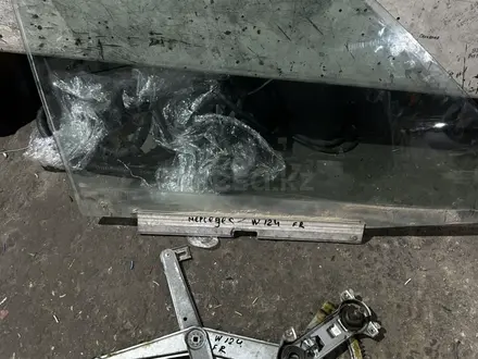 Стекло w124 за 5 000 тг. в Алматы
