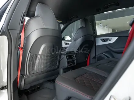 Audi Q8 55 TFSI Quattro Sport 2024 года за 63 890 000 тг. в Алматы – фото 31