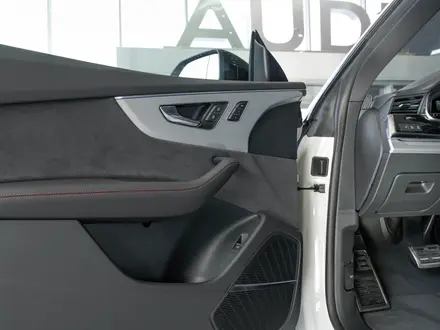 Audi Q8 55 TFSI Quattro Sport 2024 года за 63 890 000 тг. в Алматы – фото 37