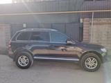 Volkswagen Touareg 2009 года за 6 300 000 тг. в Алматы – фото 2