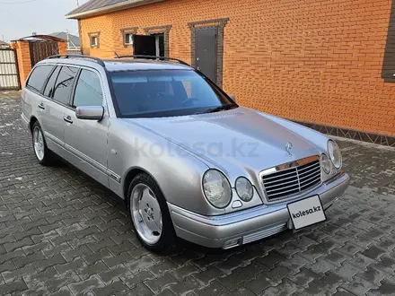 Mercedes-Benz E 320 1999 года за 7 500 000 тг. в Атырау – фото 2