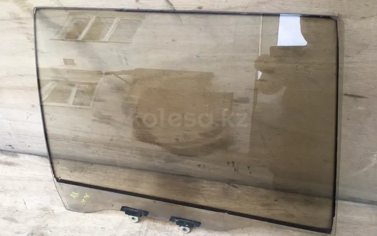 Стекло заднее правое за 5 000 тг. в Алматы