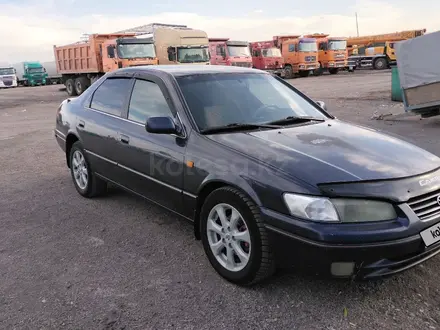 Toyota Camry 1998 года за 2 800 000 тг. в Караганда – фото 2