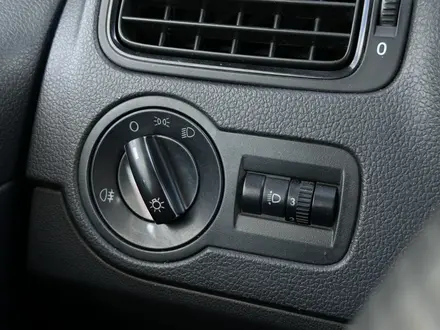 Volkswagen Polo 2015 года за 4 400 000 тг. в Актобе – фото 16