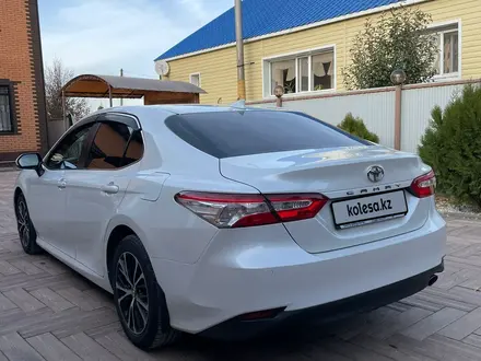 Toyota Camry 2019 года за 13 200 000 тг. в Актобе – фото 4