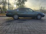 Toyota Camry 1998 года за 2 630 000 тг. в Усть-Каменогорск – фото 2