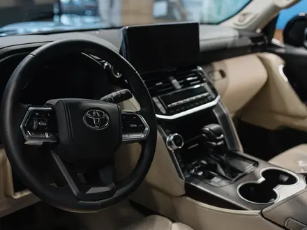 Toyota Land Cruiser Luxe 2025 года за 68 590 000 тг. в Астана – фото 5