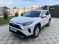 Toyota RAV4 2021 года за 15 900 000 тг. в Тараз – фото 2