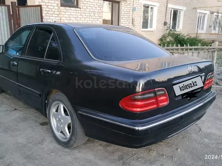 Mercedes-Benz E 200 2000 года за 2 700 000 тг. в Теренозек – фото 3