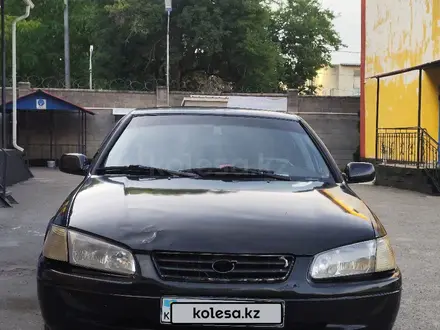 Toyota Camry 2001 года за 2 500 000 тг. в Алматы – фото 2