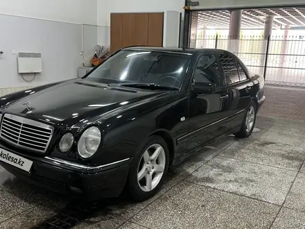 Mercedes-Benz E 320 1998 года за 3 200 000 тг. в Астана – фото 2