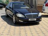 Mercedes-Benz S 550 2006 года за 8 000 000 тг. в Актобе – фото 2