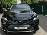 Toyota Camry 2023 года за 16 200 000 тг. в Алматы – фото 2