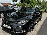 Toyota Camry 2023 года за 16 200 000 тг. в Алматы