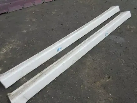 Пороги фендер накладка пластиковая Mitsubishi за 880 тг. в Алматы