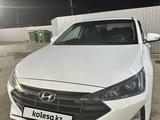 Hyundai Elantra 2019 года за 8 600 000 тг. в Уральск – фото 2