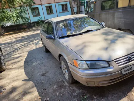 Toyota Camry 1999 года за 3 200 000 тг. в Семей – фото 2