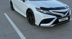 Toyota Camry 2022 года за 13 900 000 тг. в Актобе – фото 2
