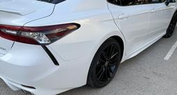 Toyota Camry 2022 года за 13 900 000 тг. в Актобе – фото 4