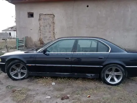 BMW 750 1998 года за 3 000 000 тг. в Шу – фото 2