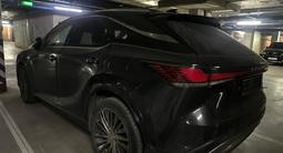 Lexus RX 500h 2022 годаүшін32 000 000 тг. в Астана – фото 3