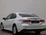 Toyota Camry 2021 года за 11 390 000 тг. в Астана – фото 2