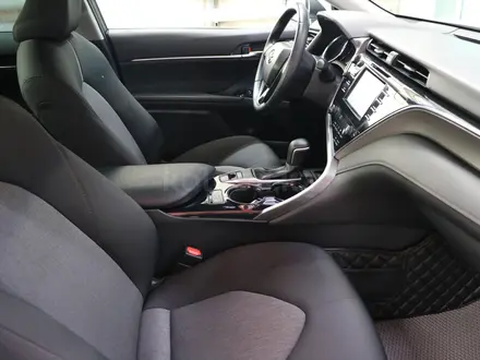 Toyota Camry 2021 года за 11 390 000 тг. в Астана – фото 13