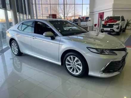 Toyota Camry Prestige 2023 года за 18 000 000 тг. в Актобе – фото 2