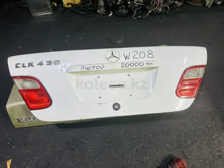 Мерседес w208 CLK320 крышка багажника за 20 000 тг. в Алматы