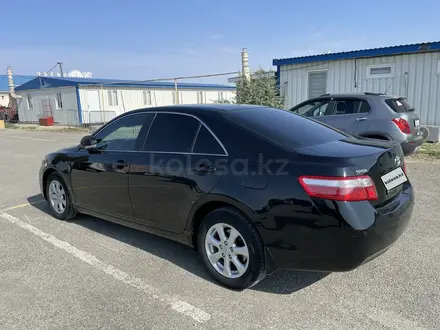 Toyota Camry 2010 года за 7 600 000 тг. в Атырау – фото 2