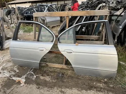 Дверь задняя на BMW E39 за 25 000 тг. в Алматы