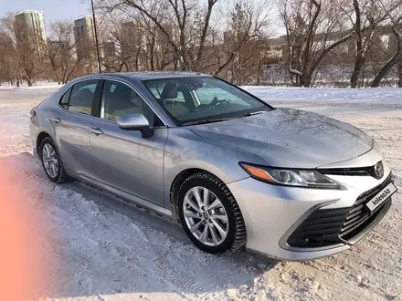 Toyota Camry 2021 года за 12 800 000 тг. в Астана – фото 2