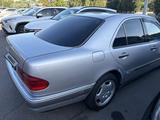 Mercedes-Benz E 230 1996 года за 2 900 000 тг. в Тараз – фото 4