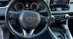 Toyota RAV4 2019 года за 15 500 000 тг. в Актобе – фото 2