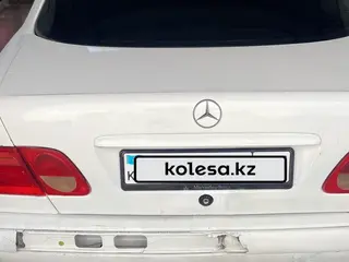 Mercedes-Benz E 230