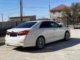 Toyota Camry 2013 года за 11 000 000 тг. в Атырау – фото 2