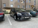 Toyota Sienna 2017 года за 17 500 000 тг. в Актау