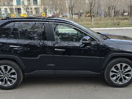 Toyota RAV4 2019 года за 14 700 000 тг. в Караганда – фото 2