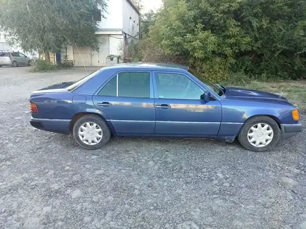 Mercedes-Benz E 200 1991 года за 1 300 000 тг. в Астана – фото 2