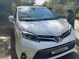 Toyota Sienna 2017 годаfor14 700 000 тг. в Шымкент